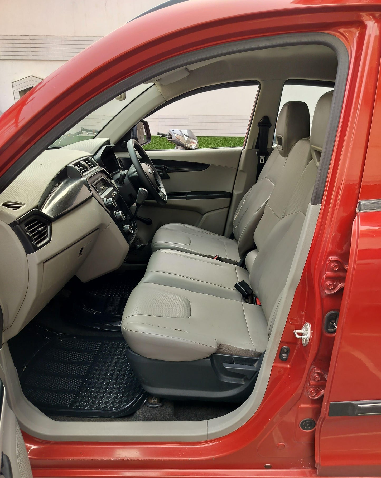 27,000 KMS MAHINDRA KUV 100 K2 PETROL (2016)