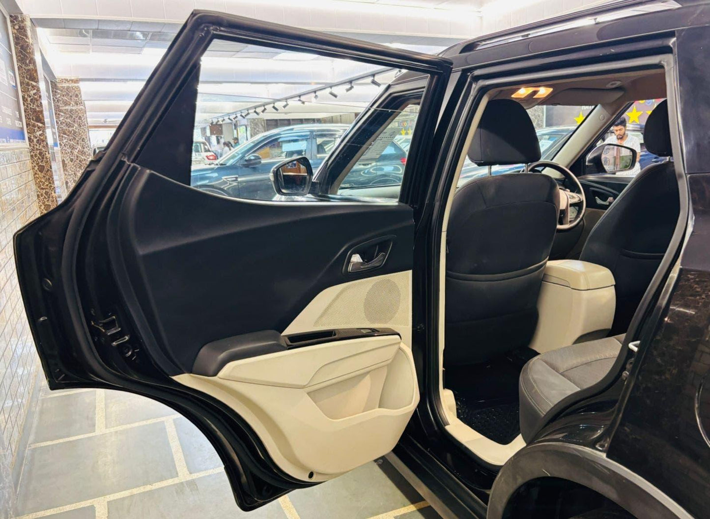 MAHINDRA XUV 300 W8 PETROL (2019)