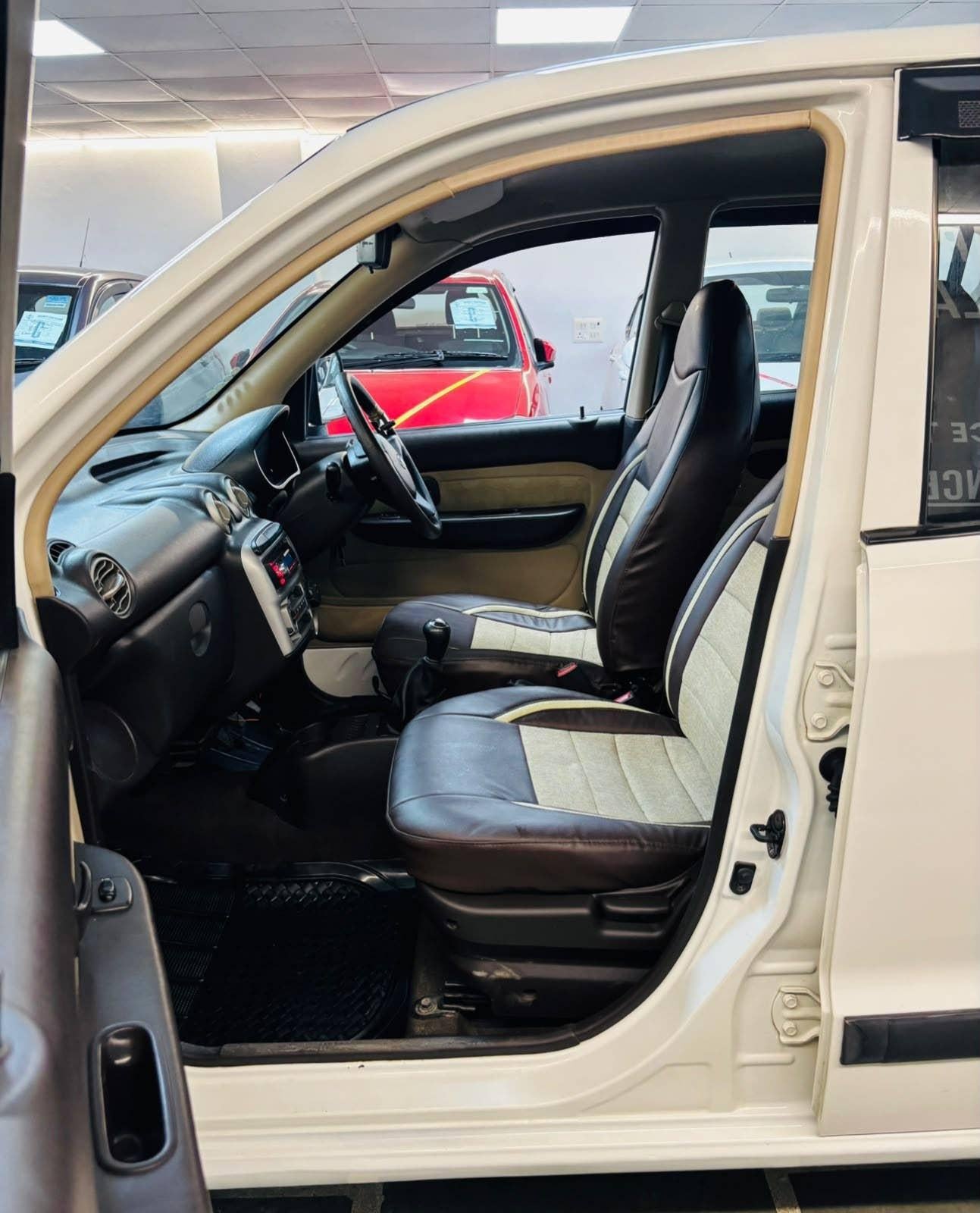 9,000 KMS HYUNDAI SANTRO GL PETROL (2014)