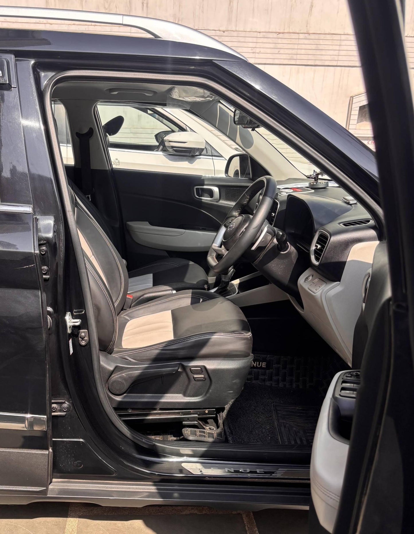 12,000 KMS HYUNDAI VENUE SX 1.0 PETROL (2025)