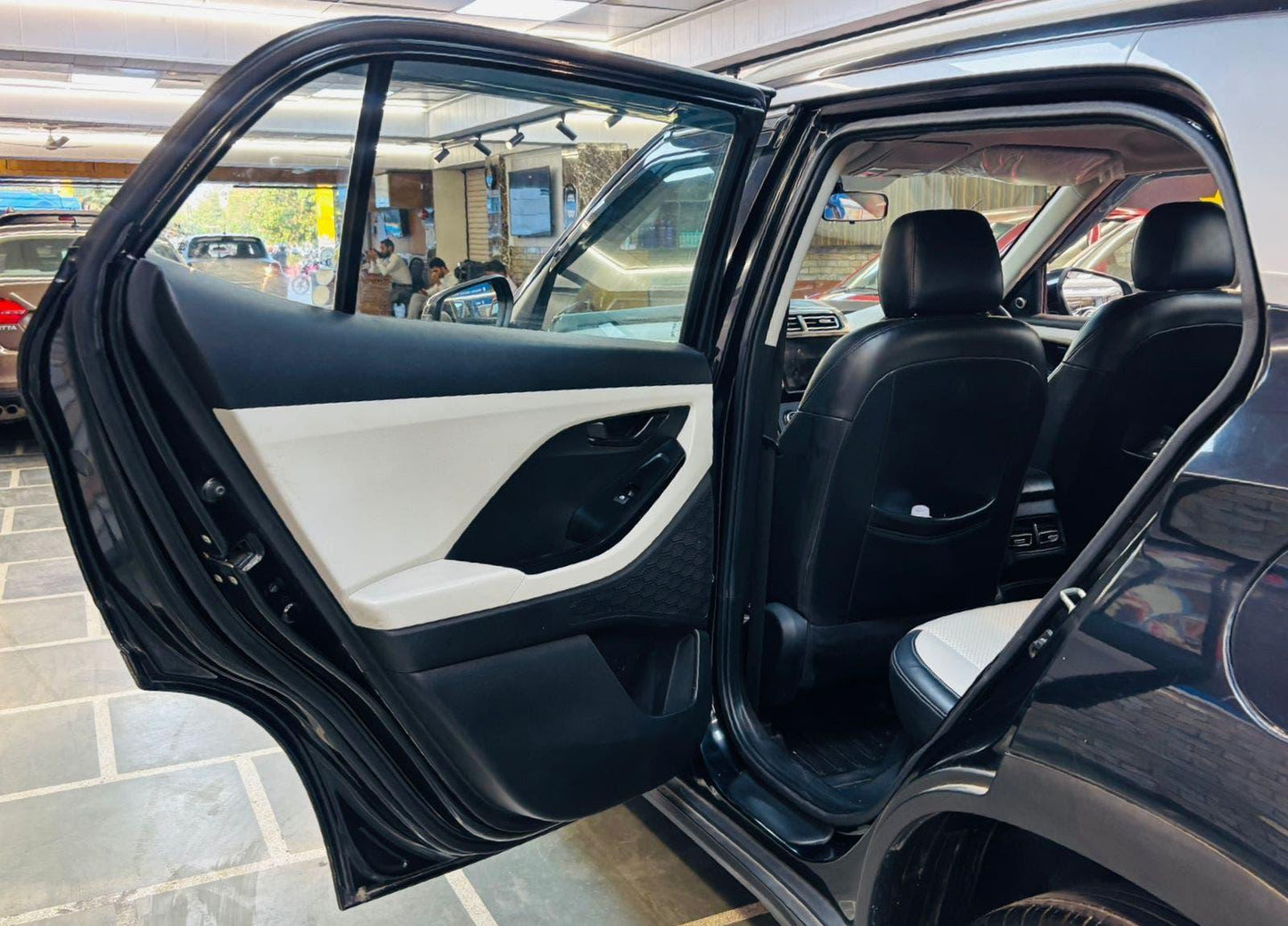 40,000 KMS HYUNDAI CRETA 1.5 MPI MT E PETROL (2022)