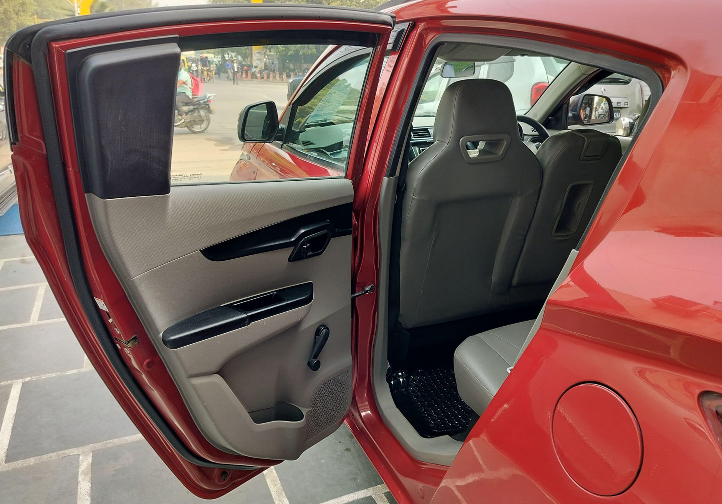 27,000 KMS MAHINDRA KUV 100 K2 PETROL (2016)