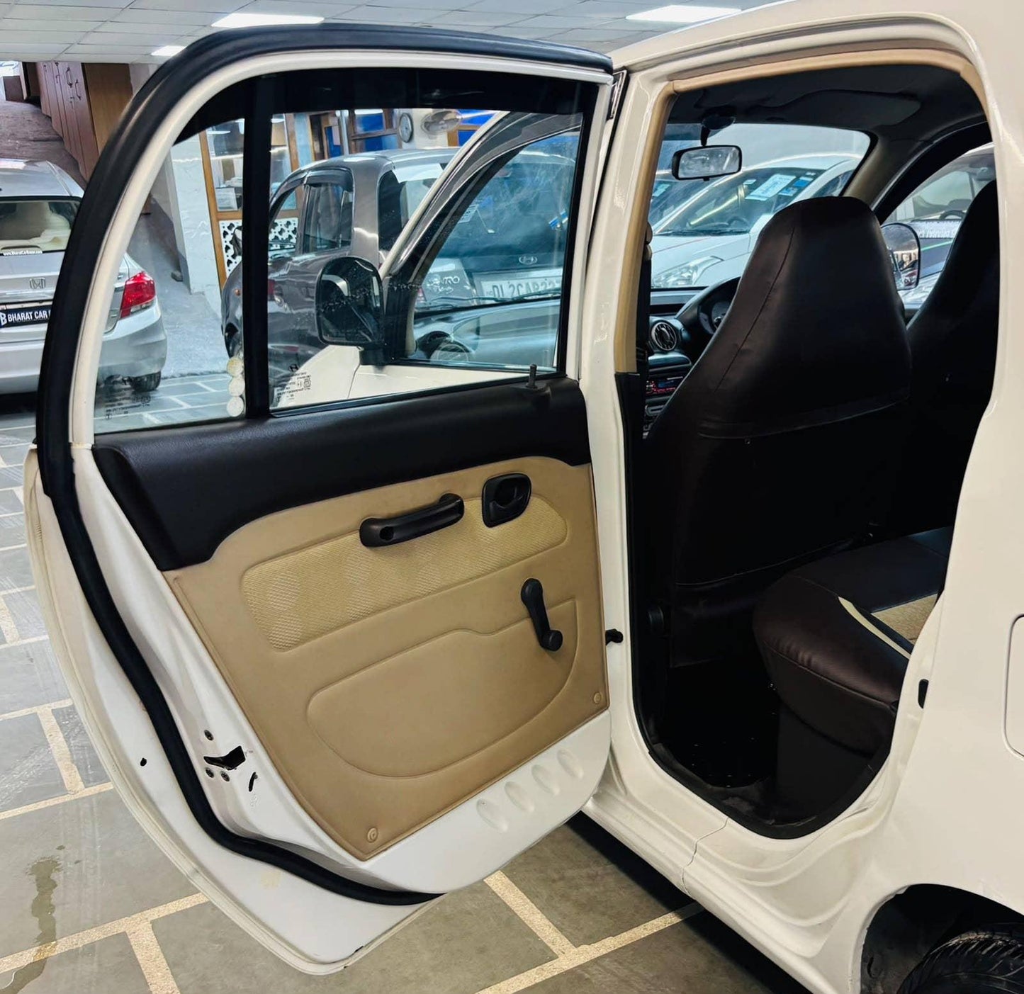 9,000 KMS HYUNDAI SANTRO GL PETROL (2014)