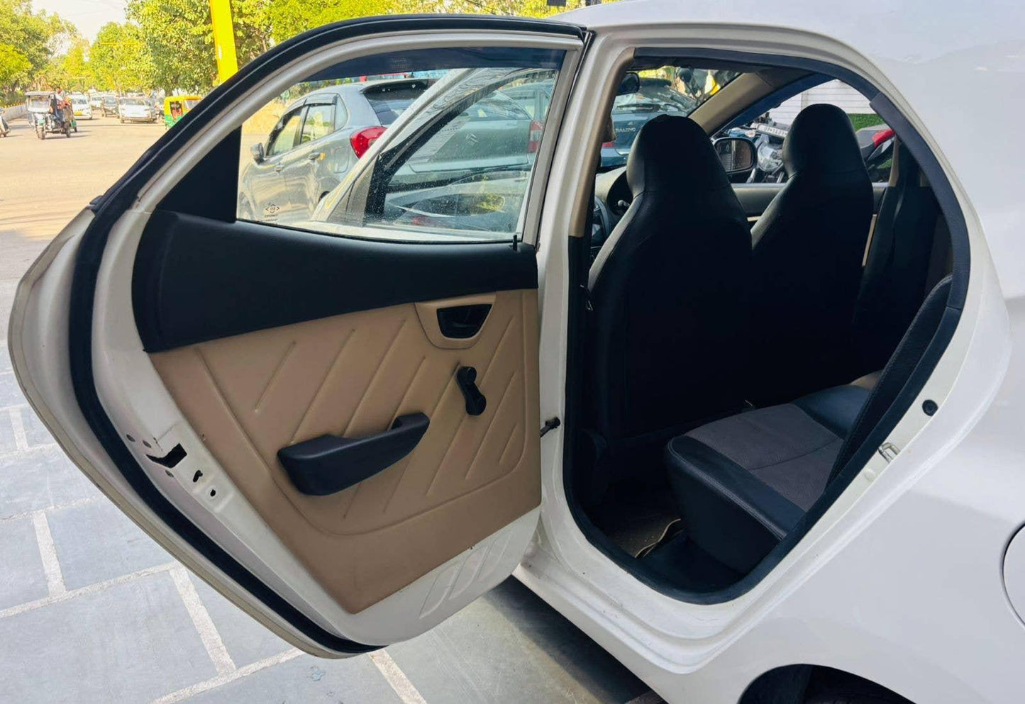 26,000 KMS HYUNDAI EON D LITE+ PETROL (2014)
