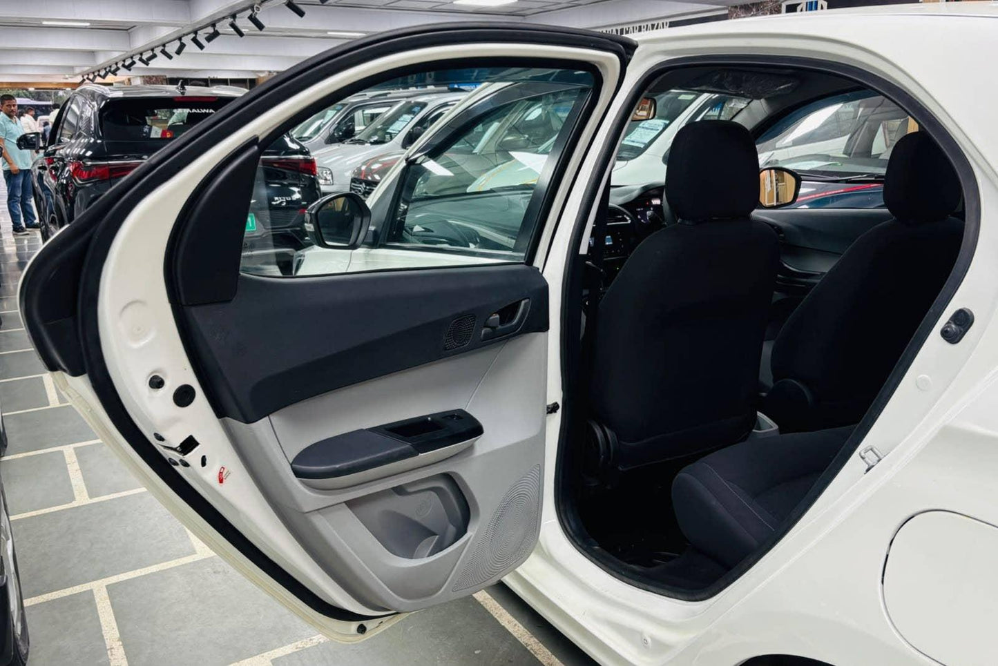 33,000 KMS TATA TIAGO XTA 1.2 I-CNG TWN (2024)