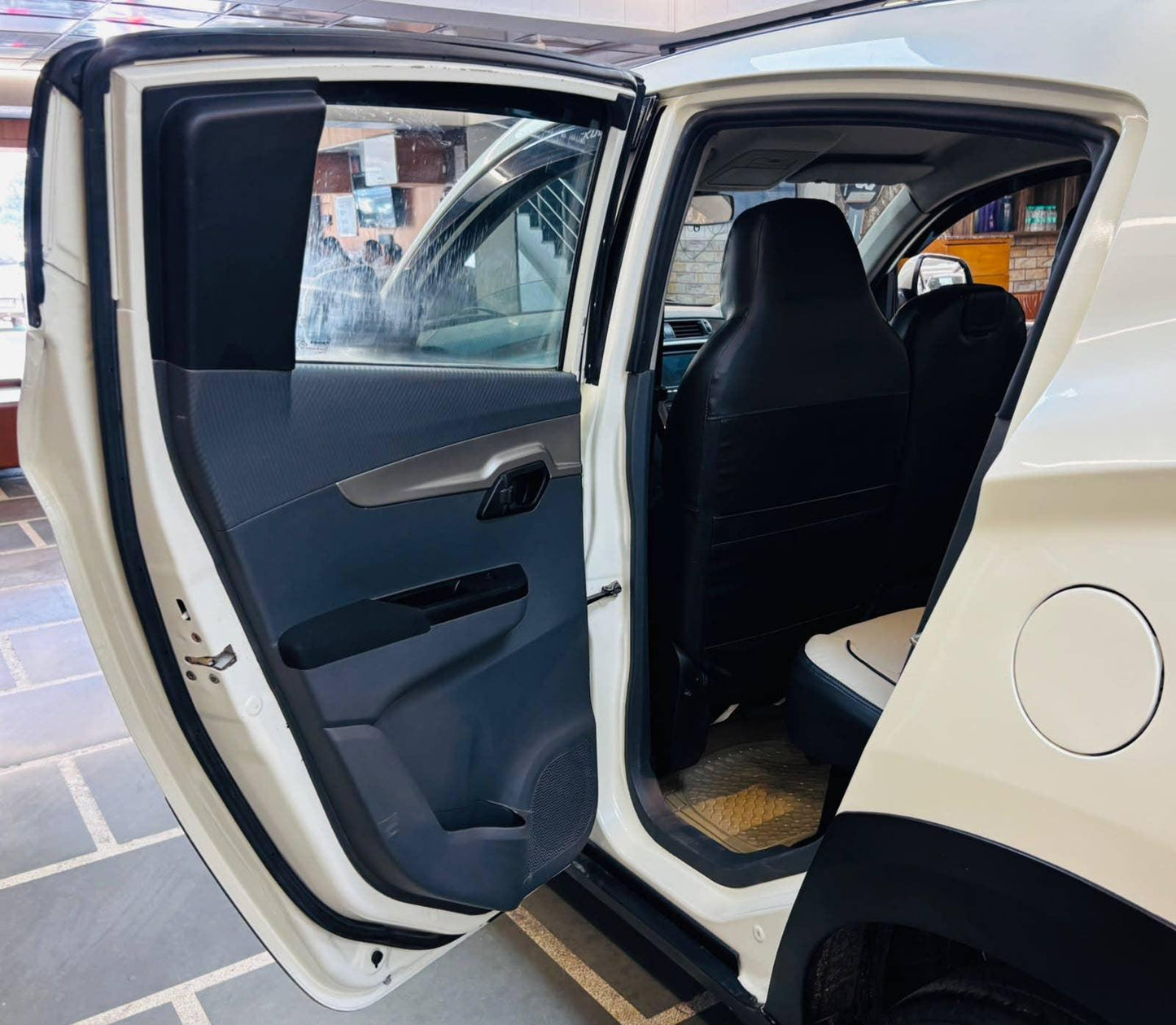 22,000 KMS MAHINDRA KUV 100 K6+ 6STR G NXT PETROL (2018)