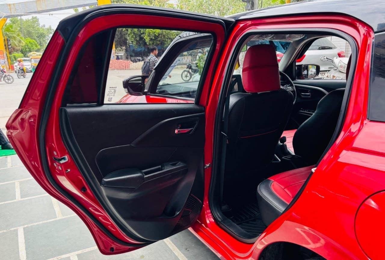39,000 KMS MARUTI SWIFT ZXI+ PETROL (2024)