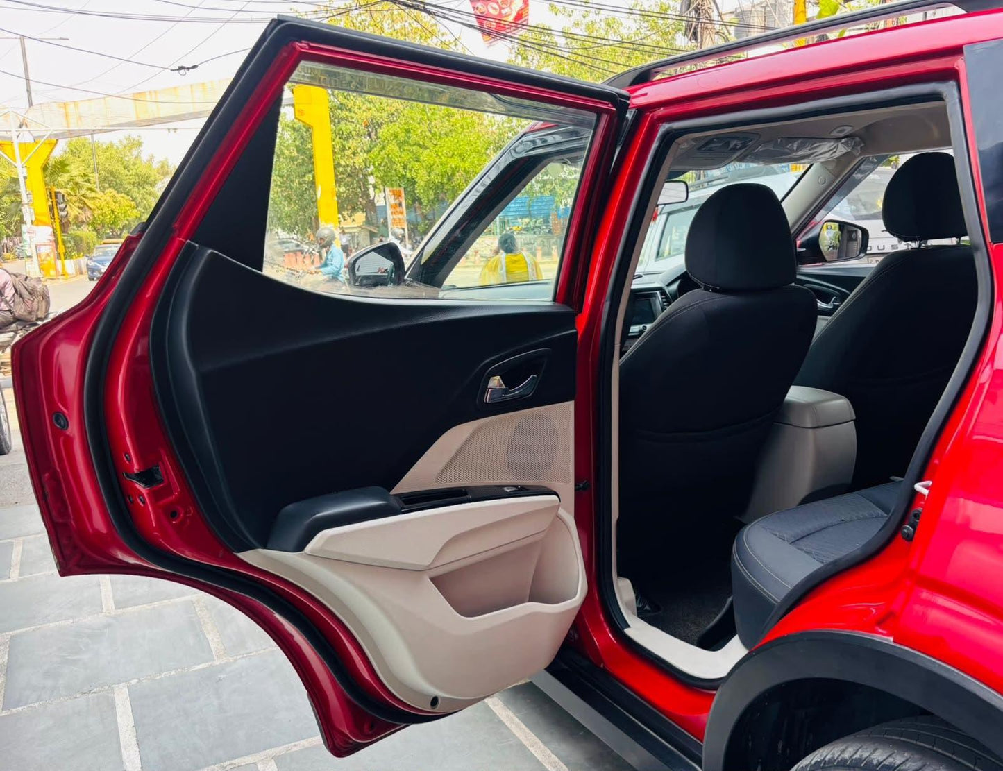 43,000 KMS MAHINDRA XUV 300 W8 DIESEL (2019)