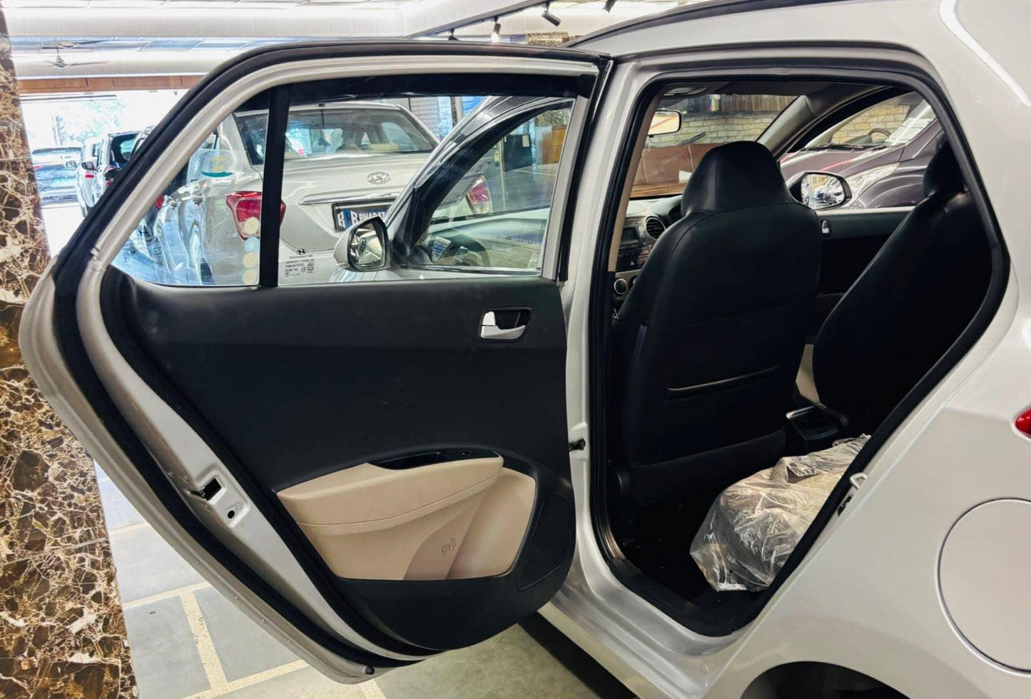 12,000 KMS HYUNDAI GRAND I10 1.2 SPORTZ (2016)