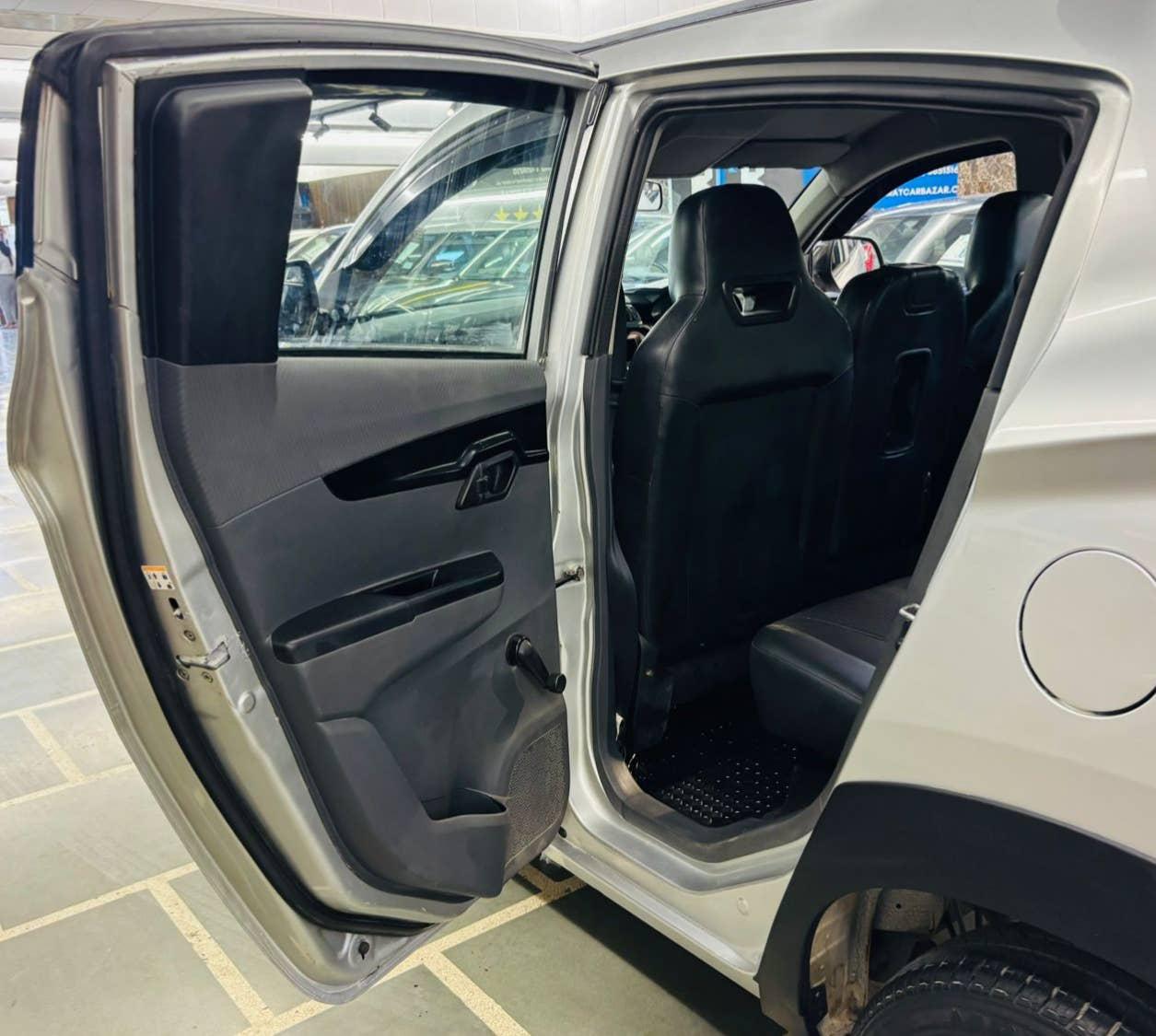 20,000 KMS MAHINDRA KUV 100 K2 6STR PETROL (2017)