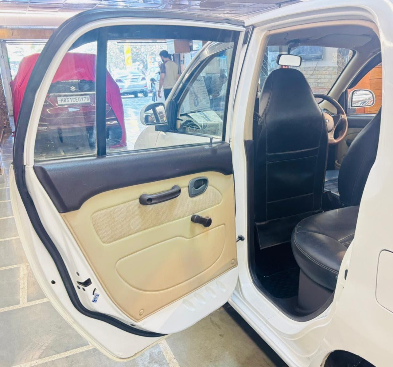 HYUNDAI SANTRO GL PETROL (2011)