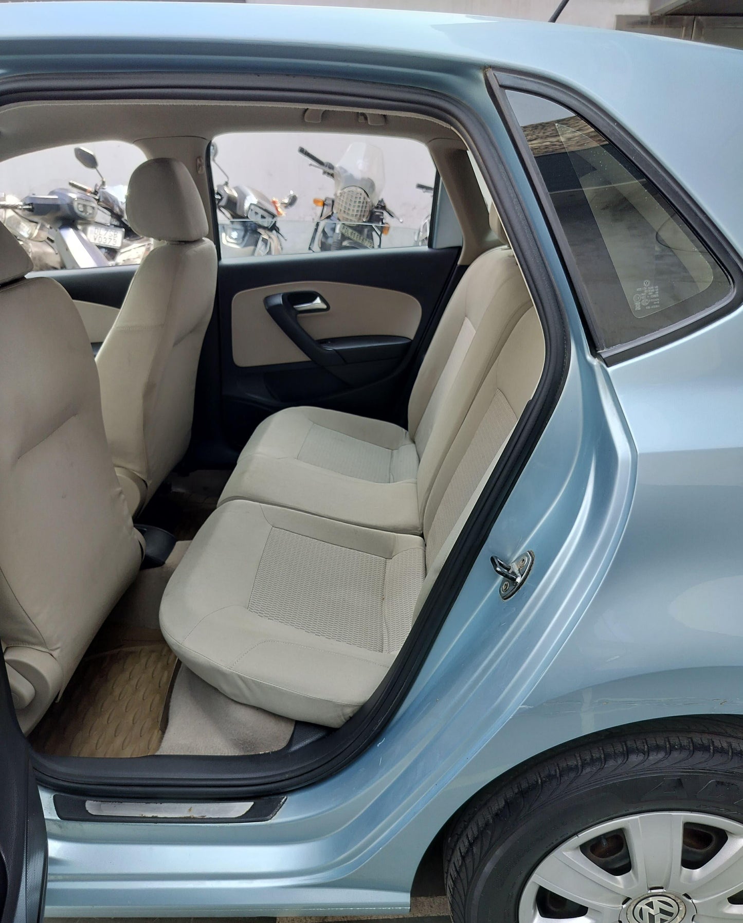12,000 KMS VOLKSWAGEN POLO COMFORT LINE PETROL (2011)