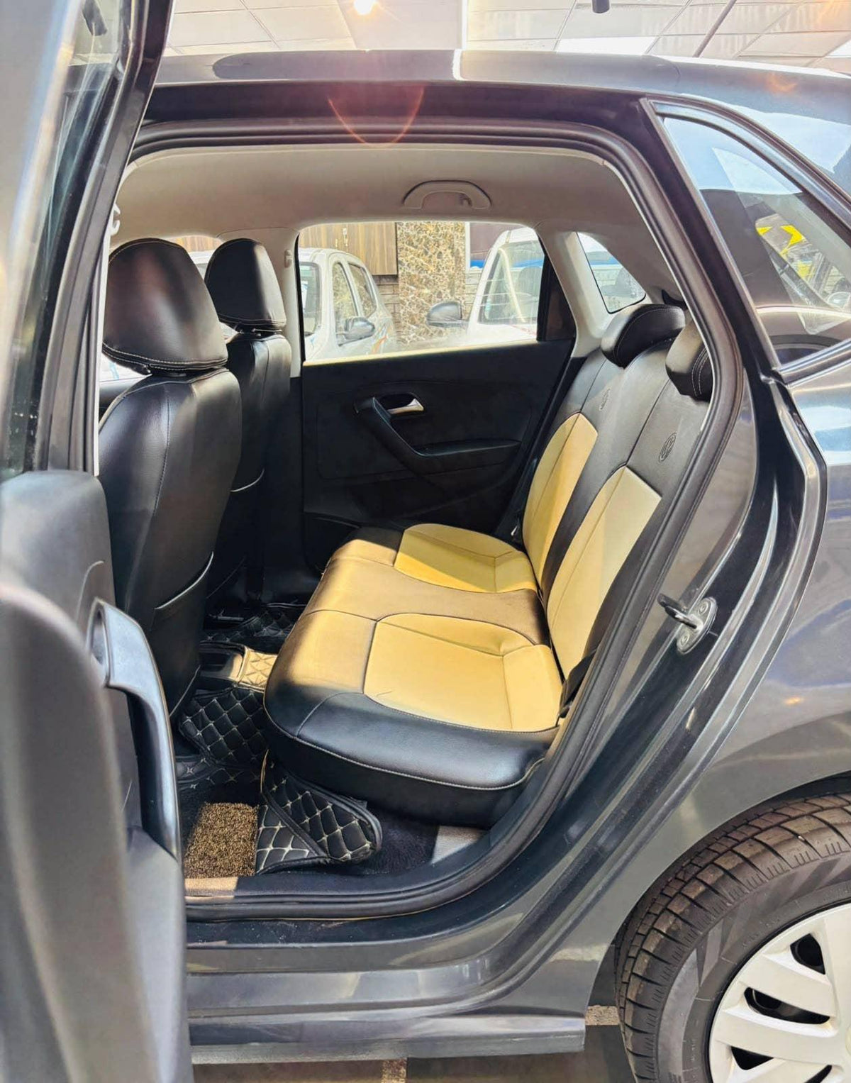 37,000 KMS VOLKSWAGEN POLO 1.2 MPI COMFOTLINE MT PETROL (2016)