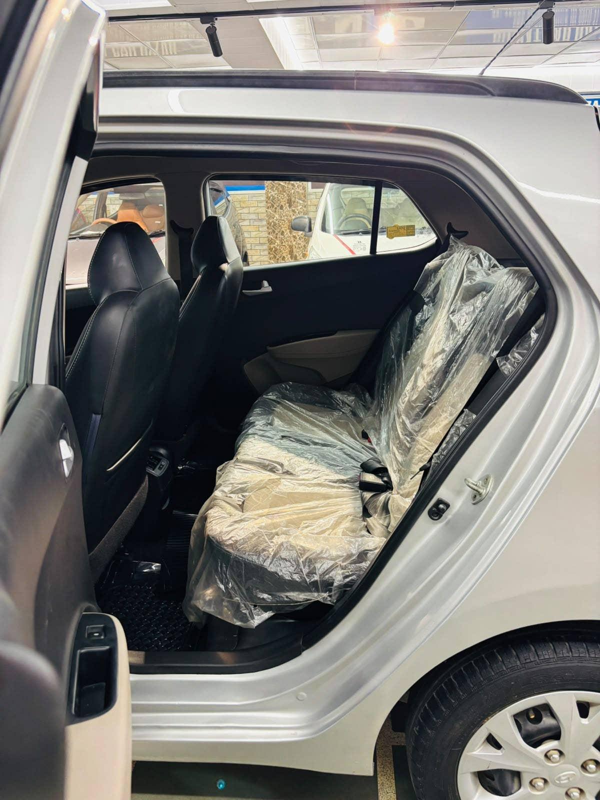 12,000 KMS HYUNDAI GRAND I10 1.2 SPORTZ (2016)