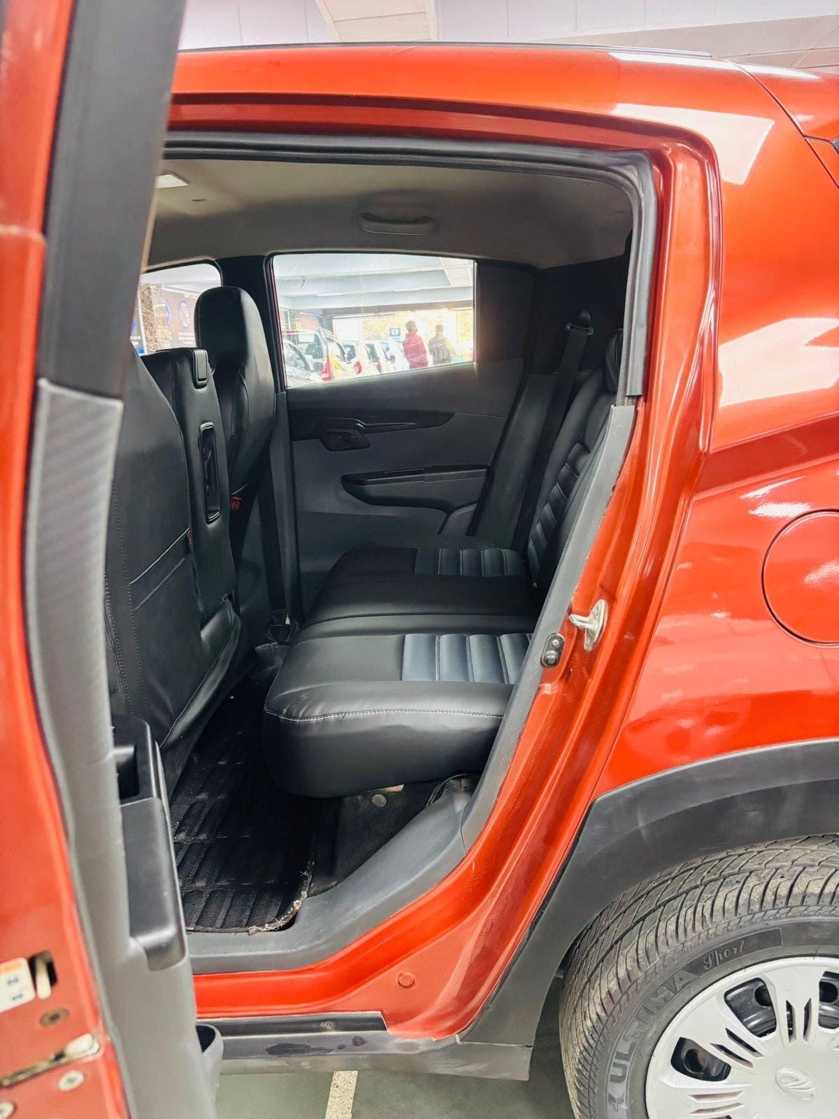 MAHINDRA KUV 100 NXT K4+ PETROL (2017)