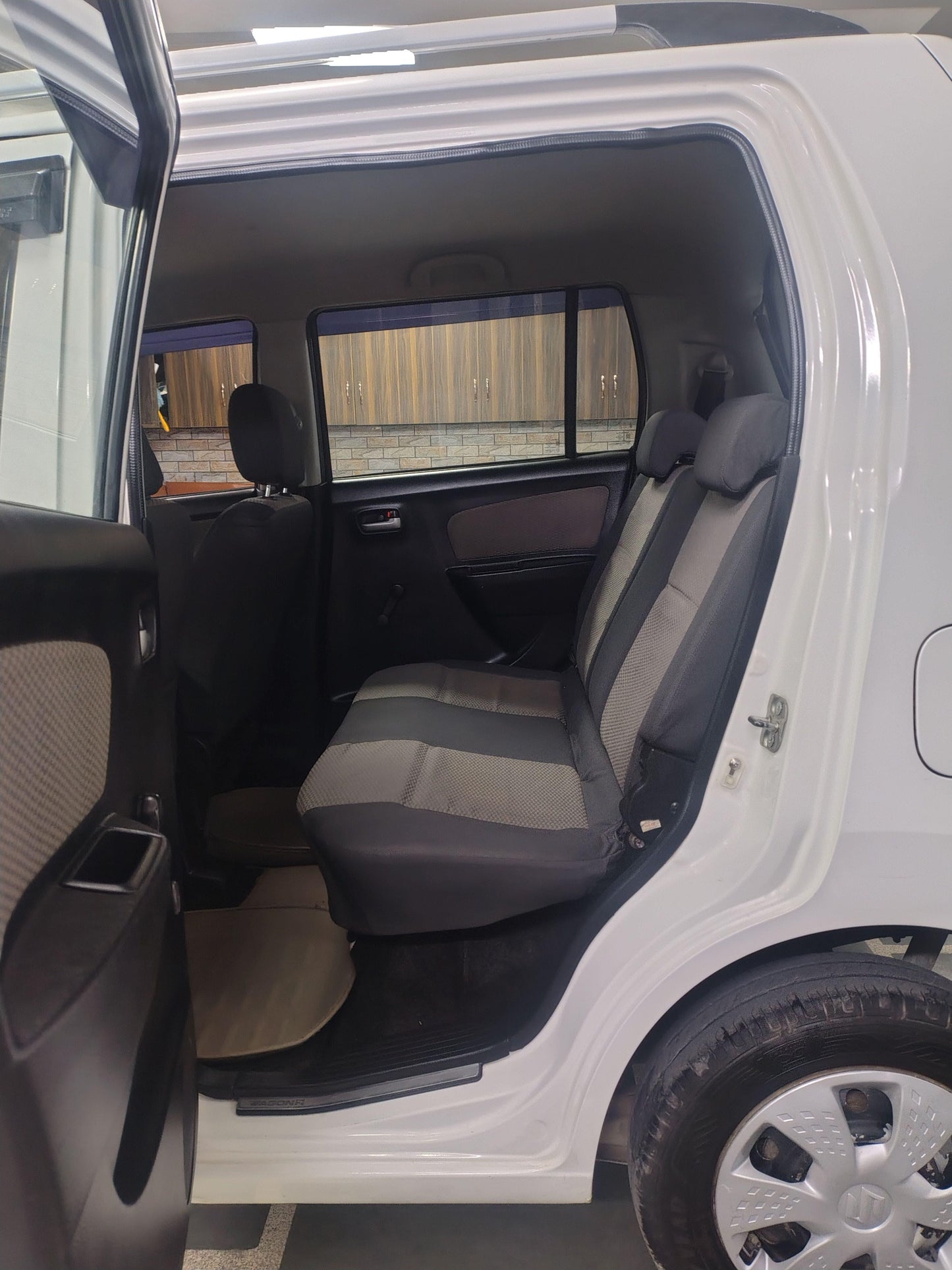 26,000 KMS MARUTI WAGONR LXI PETROL (2016)