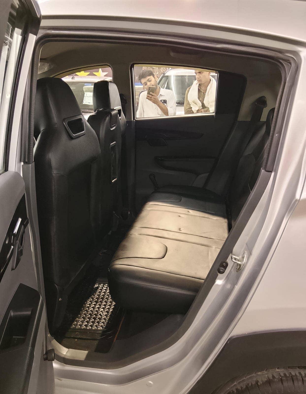 27,000 KMS MAHINDRA KUV 100 K2 NXT PETROL (2018)
