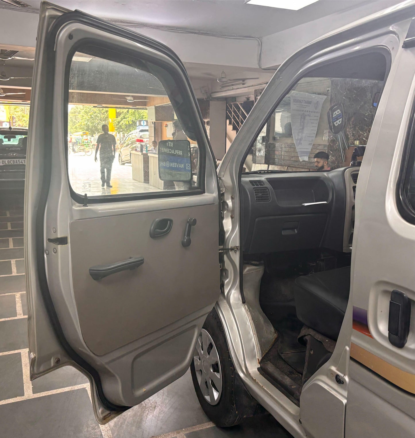 37,000 KMS MARUTI EECO 5STR PETROL (2011)