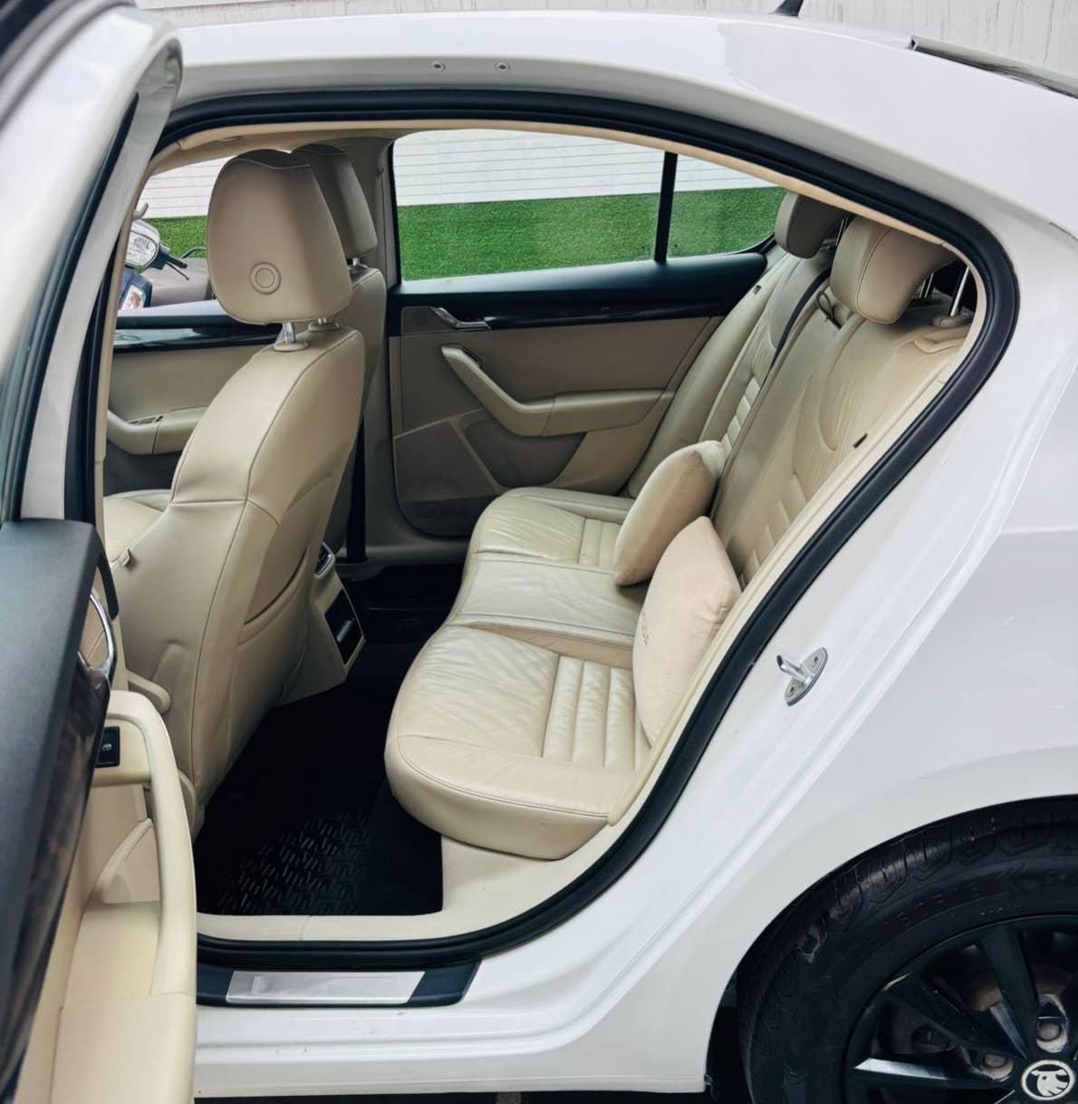 SKODA OCTAVIA STYLE PLUS 1.8 TSI AT PETROL (2017)