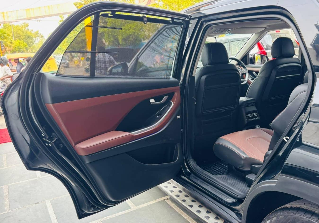 39,000 KMS HYUNDAI ALCAZAR SIGNATURE (O) 6 STR 1.5 DCT PETROL (2023)