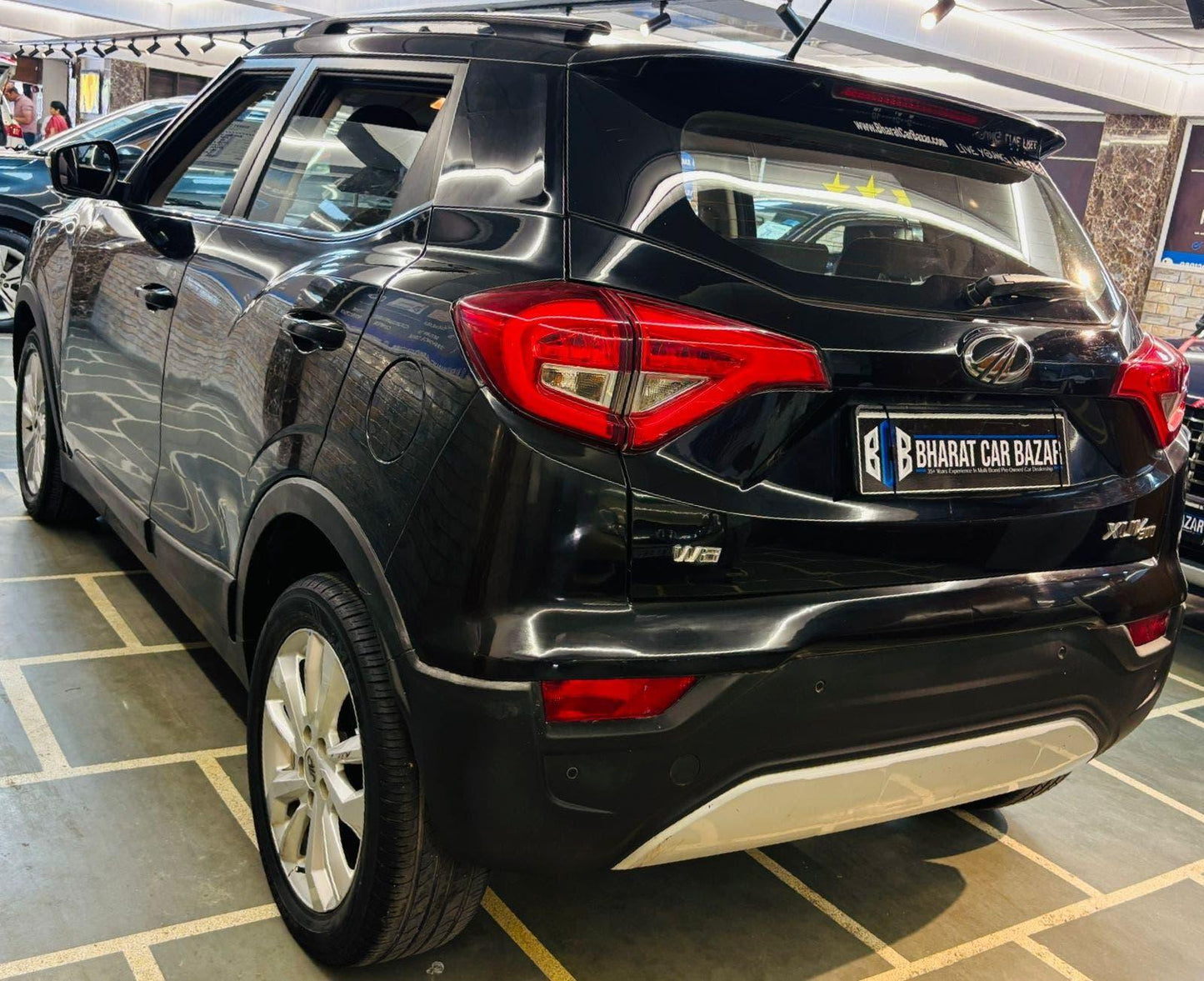 MAHINDRA XUV 300 W8 PETROL (2019)