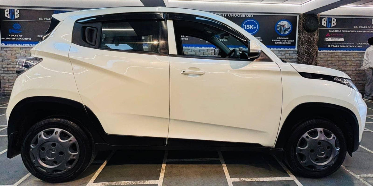 22,000 KMS MAHINDRA KUV 100 K6+ 6STR G NXT PETROL (2018)