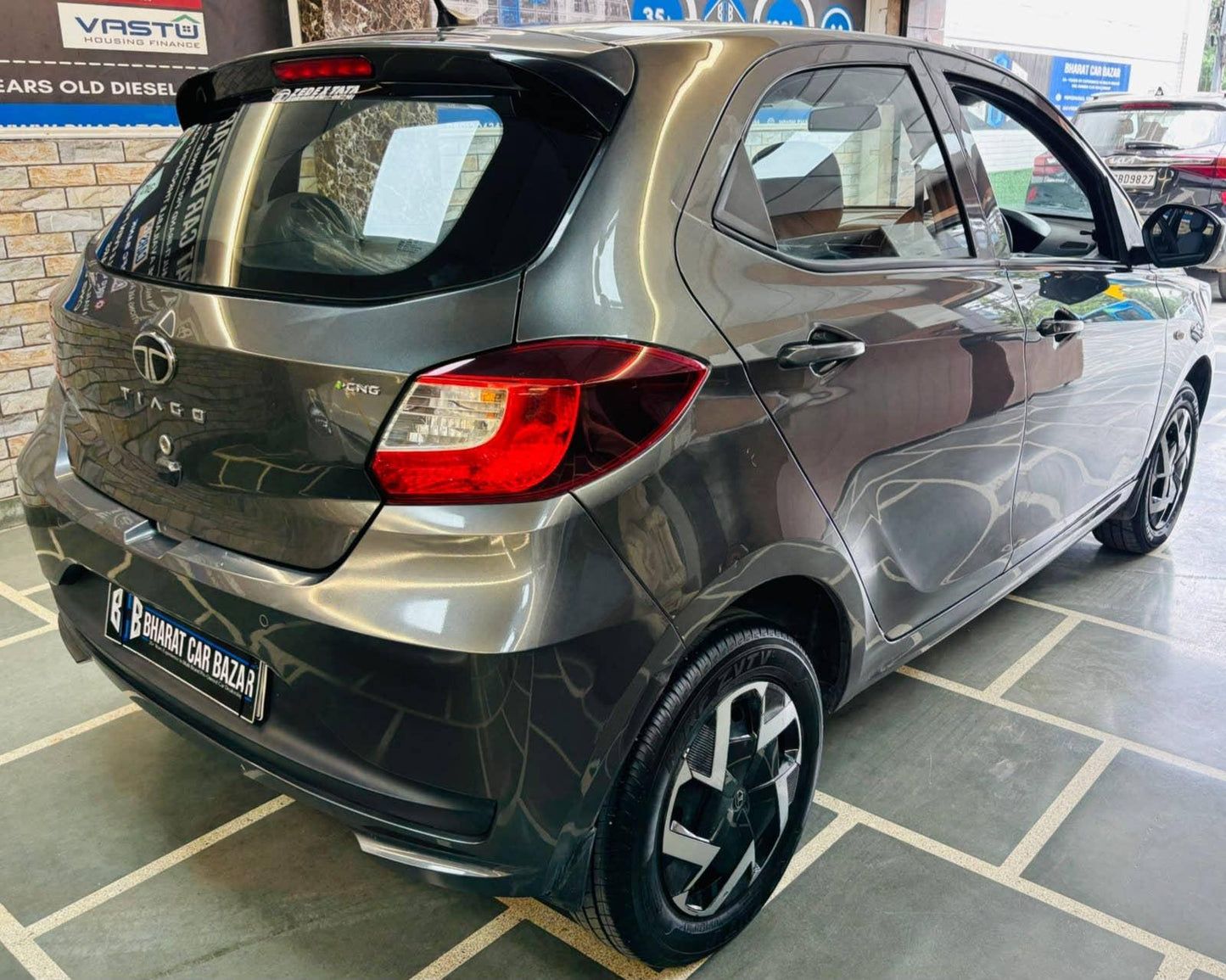 18,000 KMS TATA TIAGO 1.2 CNG TWN XM (2025)