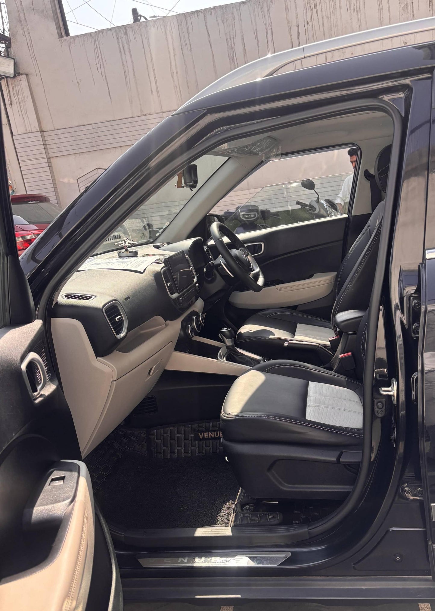 12,000 KMS HYUNDAI VENUE SX 1.0 PETROL (2025)