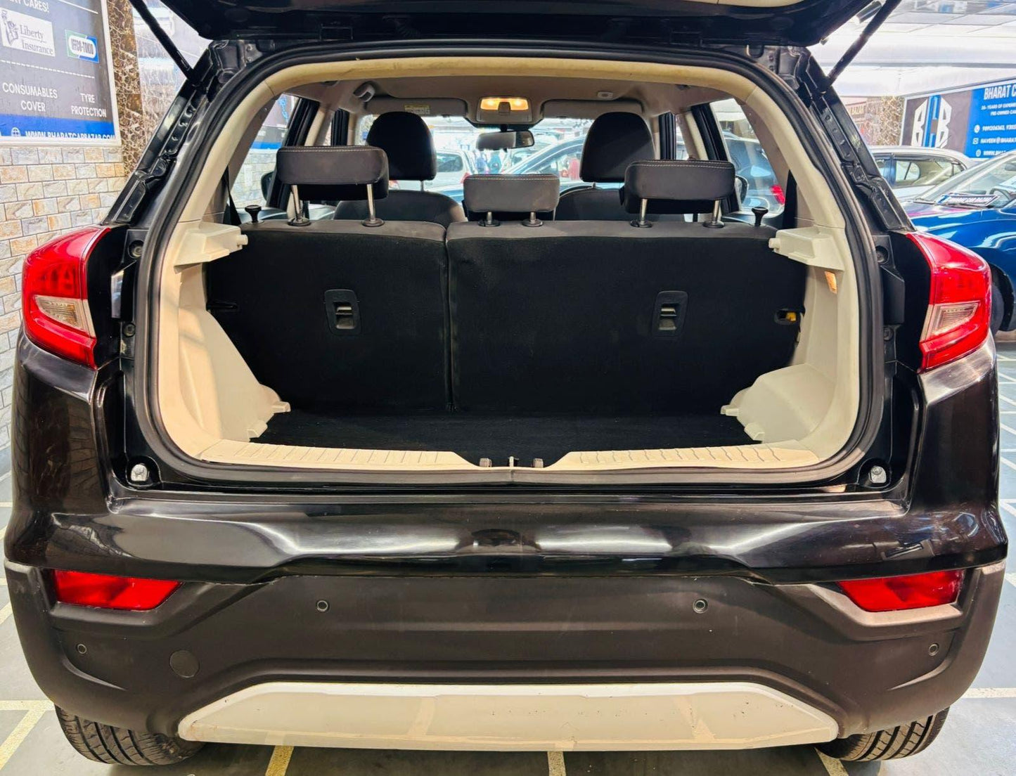 MAHINDRA XUV 300 W8 PETROL (2019)