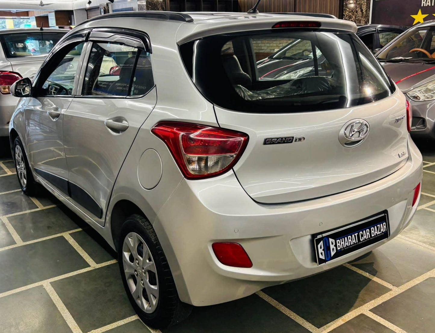 12,000 KMS HYUNDAI GRAND I10 1.2 SPORTZ (2016)