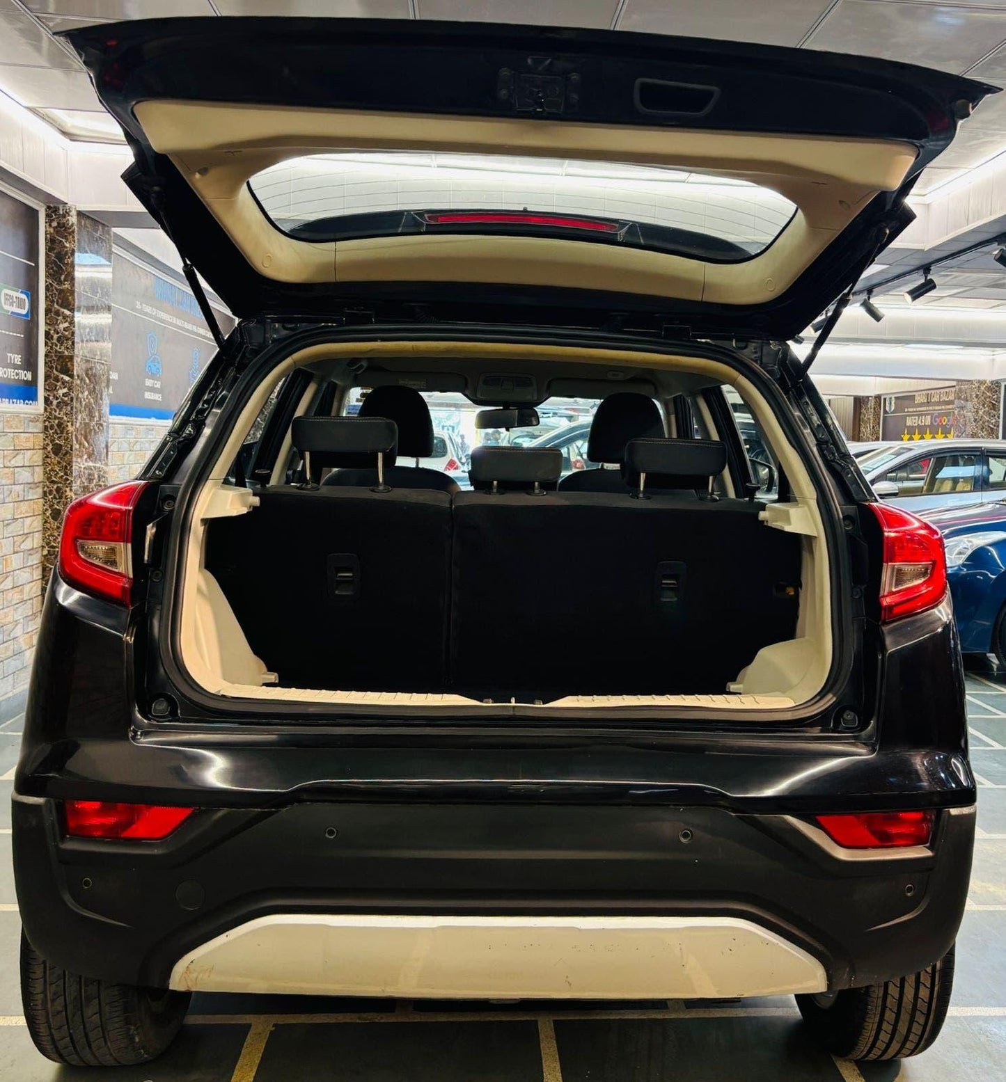 MAHINDRA XUV 300 W8 PETROL (2019)