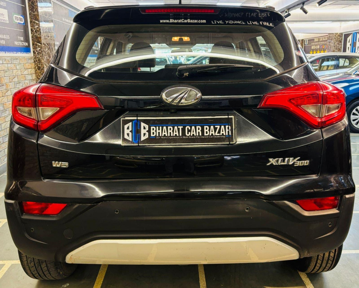 MAHINDRA XUV 300 W8 PETROL (2019)