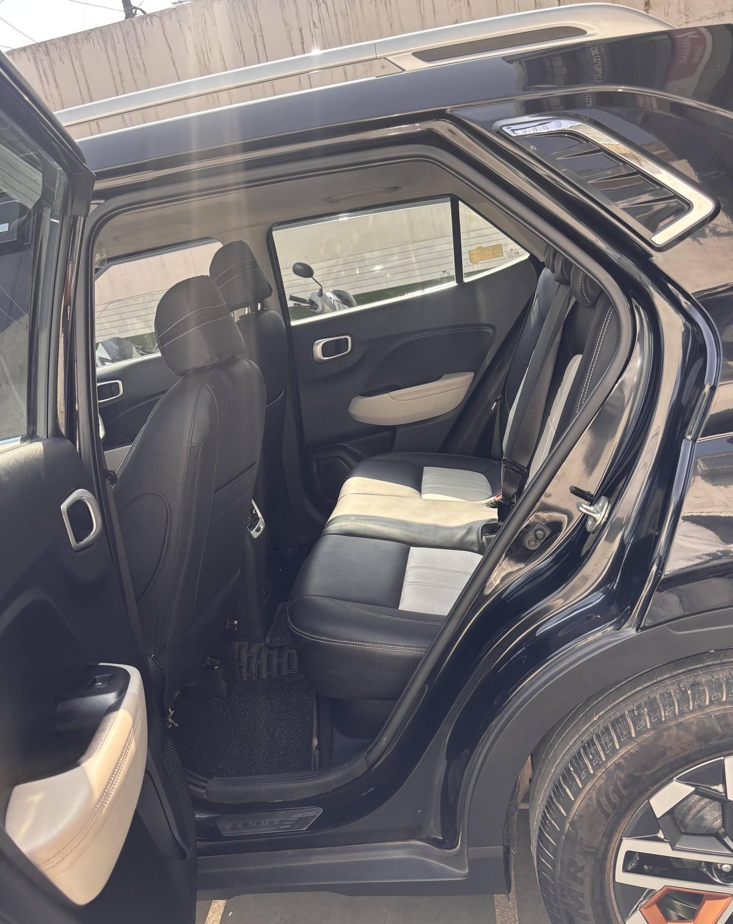 12,000 KMS HYUNDAI VENUE SX 1.0 PETROL (2025)