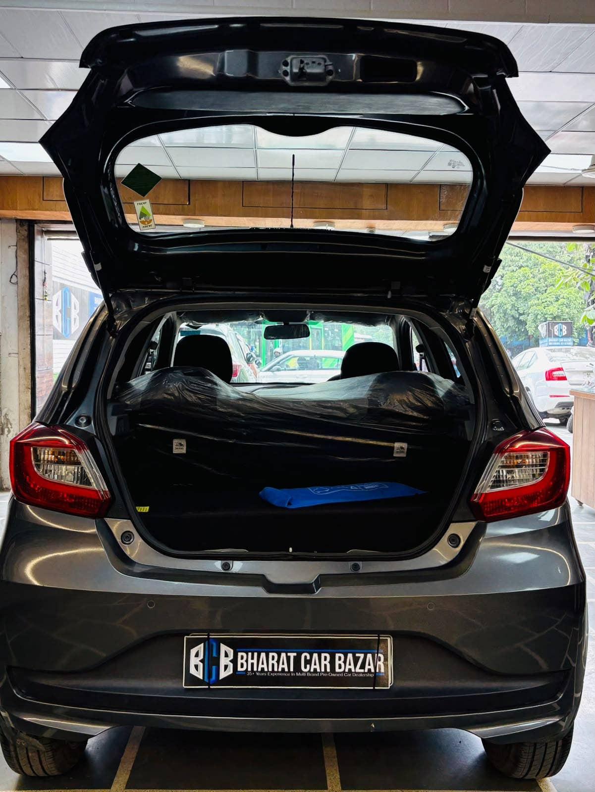 18,000 KMS TATA TIAGO 1.2 CNG TWN XM (2025)