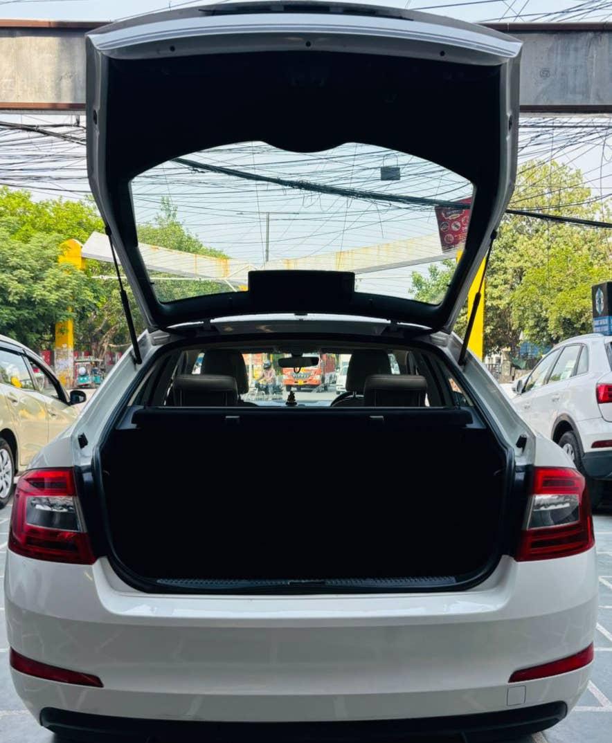 SKODA OCTAVIA STYLE PLUS 1.8 TSI AT PETROL (2017)