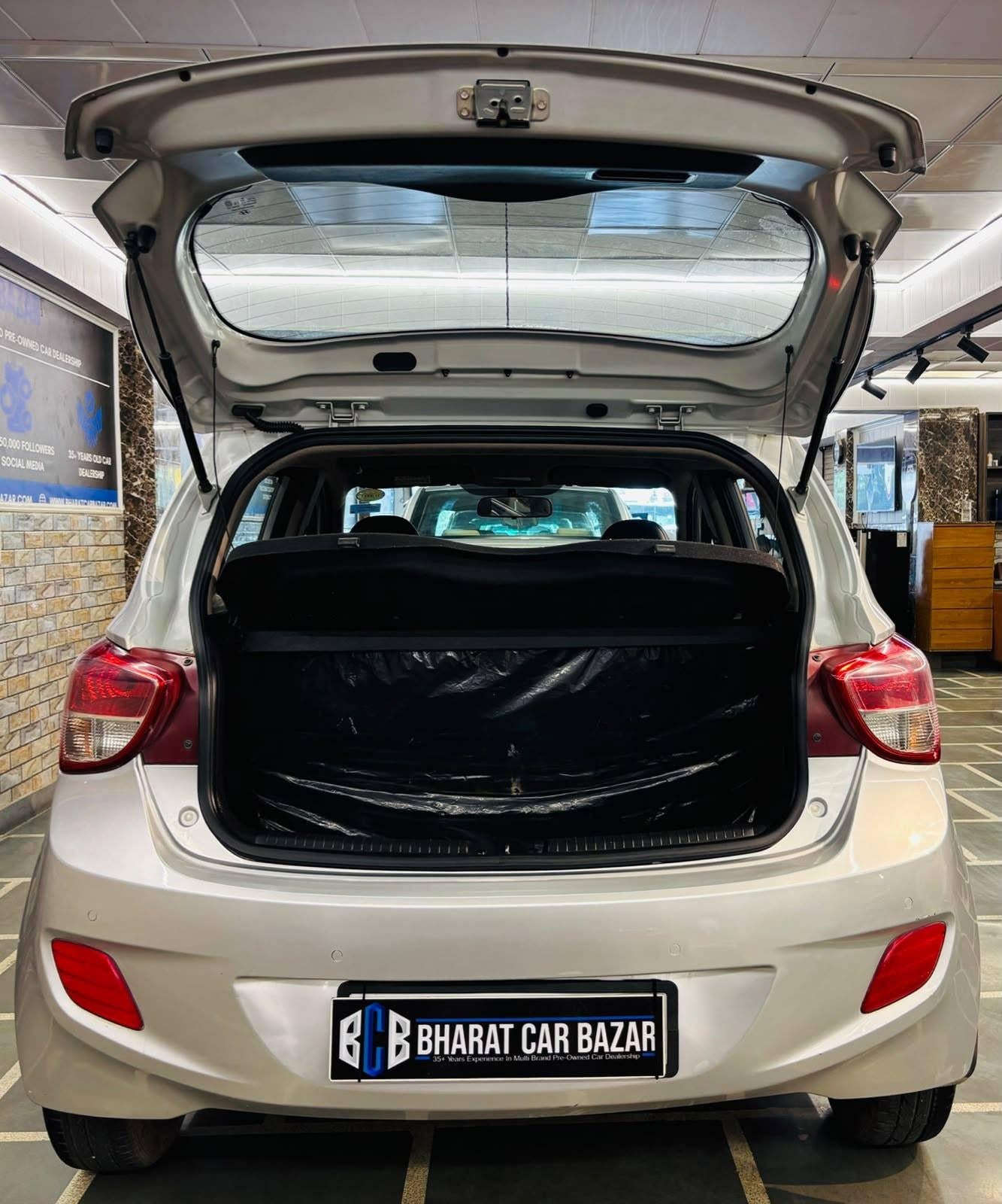 12,000 KMS HYUNDAI GRAND I10 1.2 SPORTZ (2016)