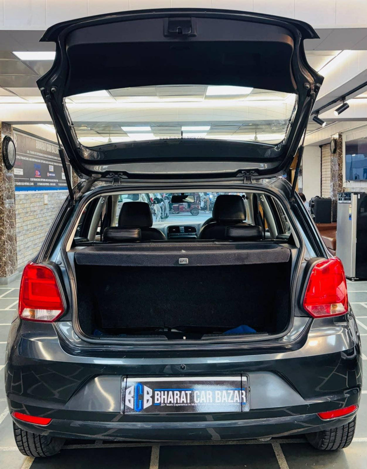 37,000 KMS VOLKSWAGEN POLO 1.2 MPI COMFOTLINE MT PETROL (2016)