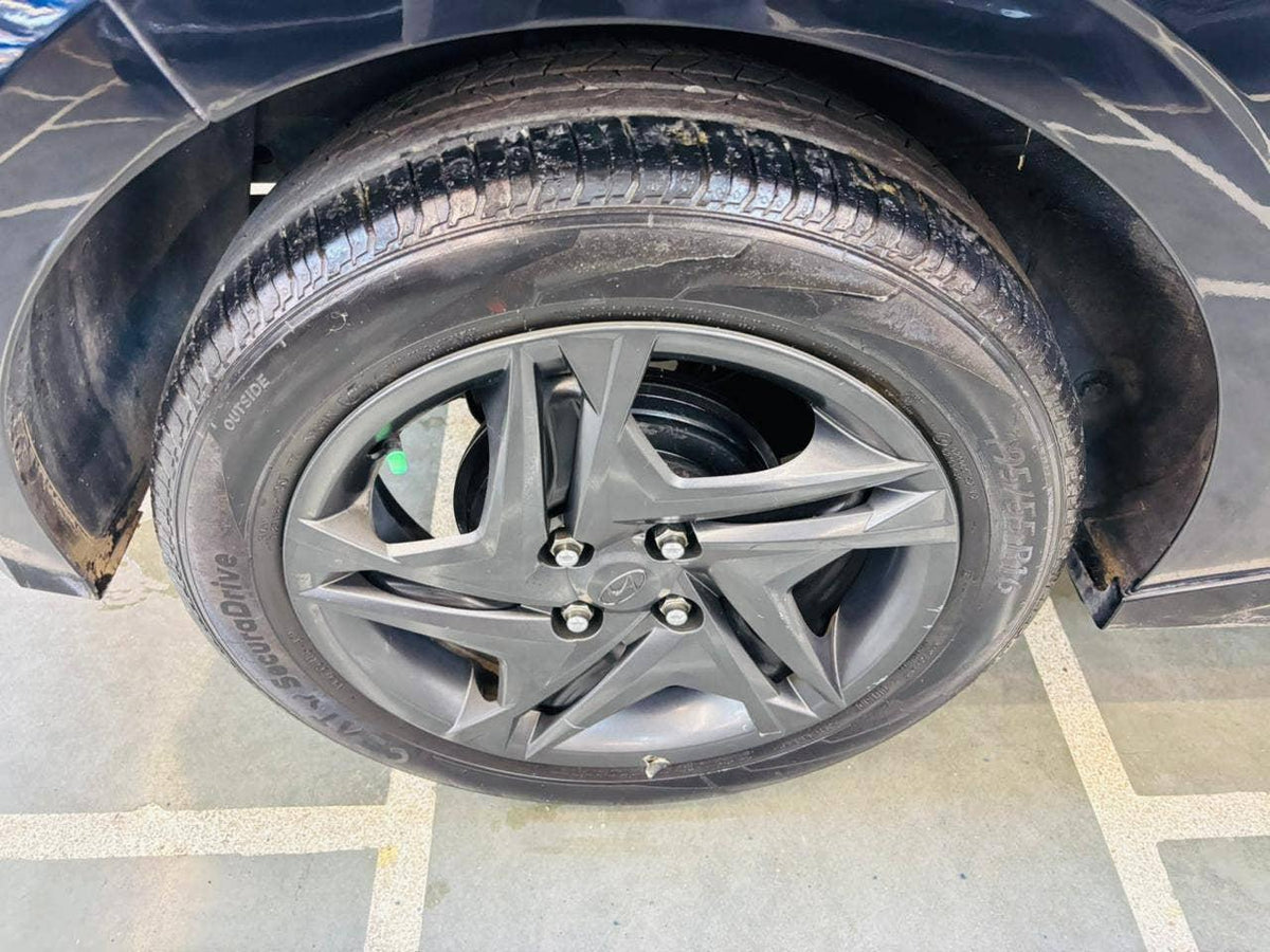 24,000 KMS HYUNDAI I20 1.2 SPORTZ MT PETROL (2021)