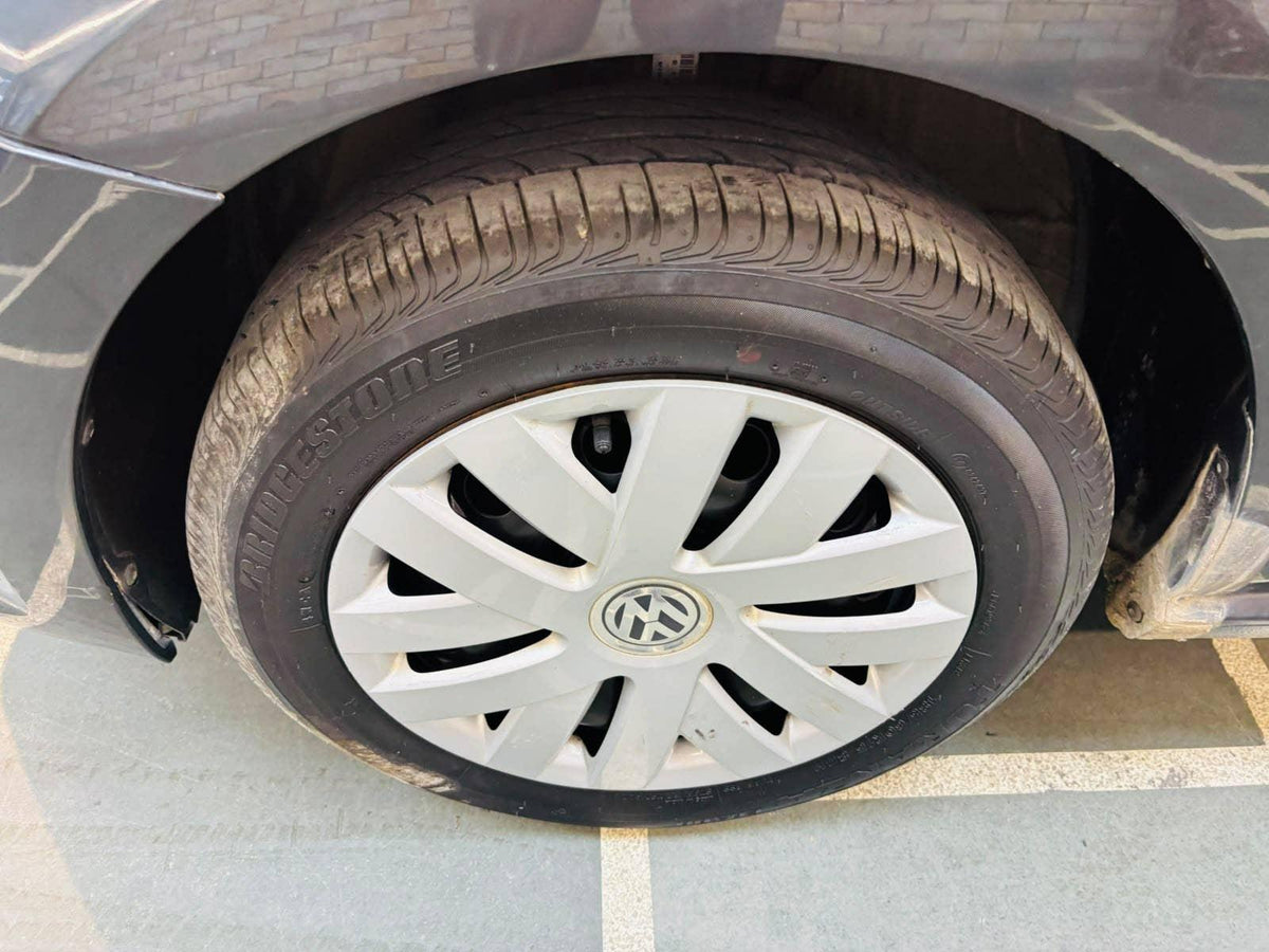 37,000 KMS VOLKSWAGEN POLO 1.2 MPI COMFOTLINE MT PETROL (2016)