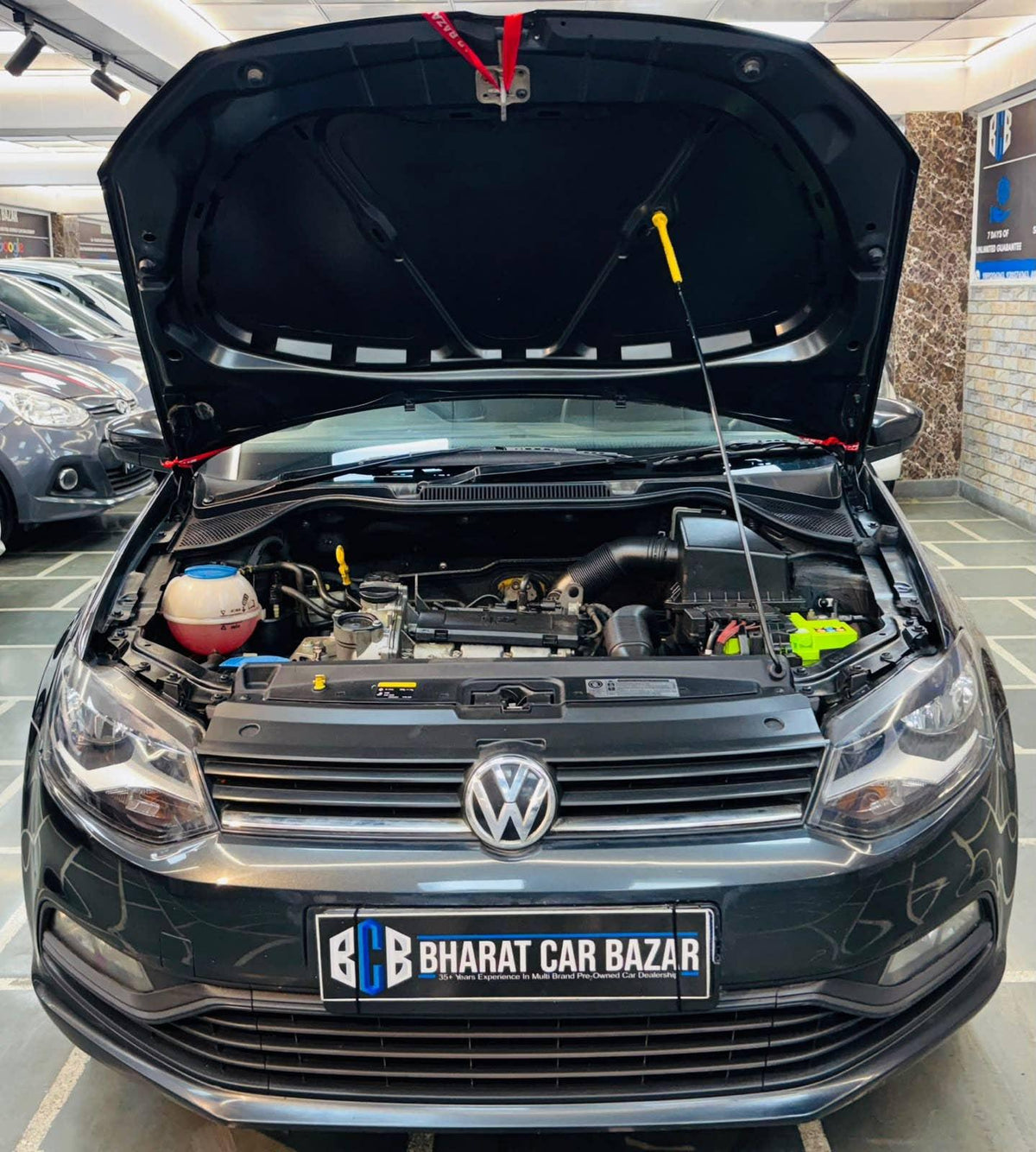 37,000 KMS VOLKSWAGEN POLO 1.2 MPI COMFOTLINE MT PETROL (2016)