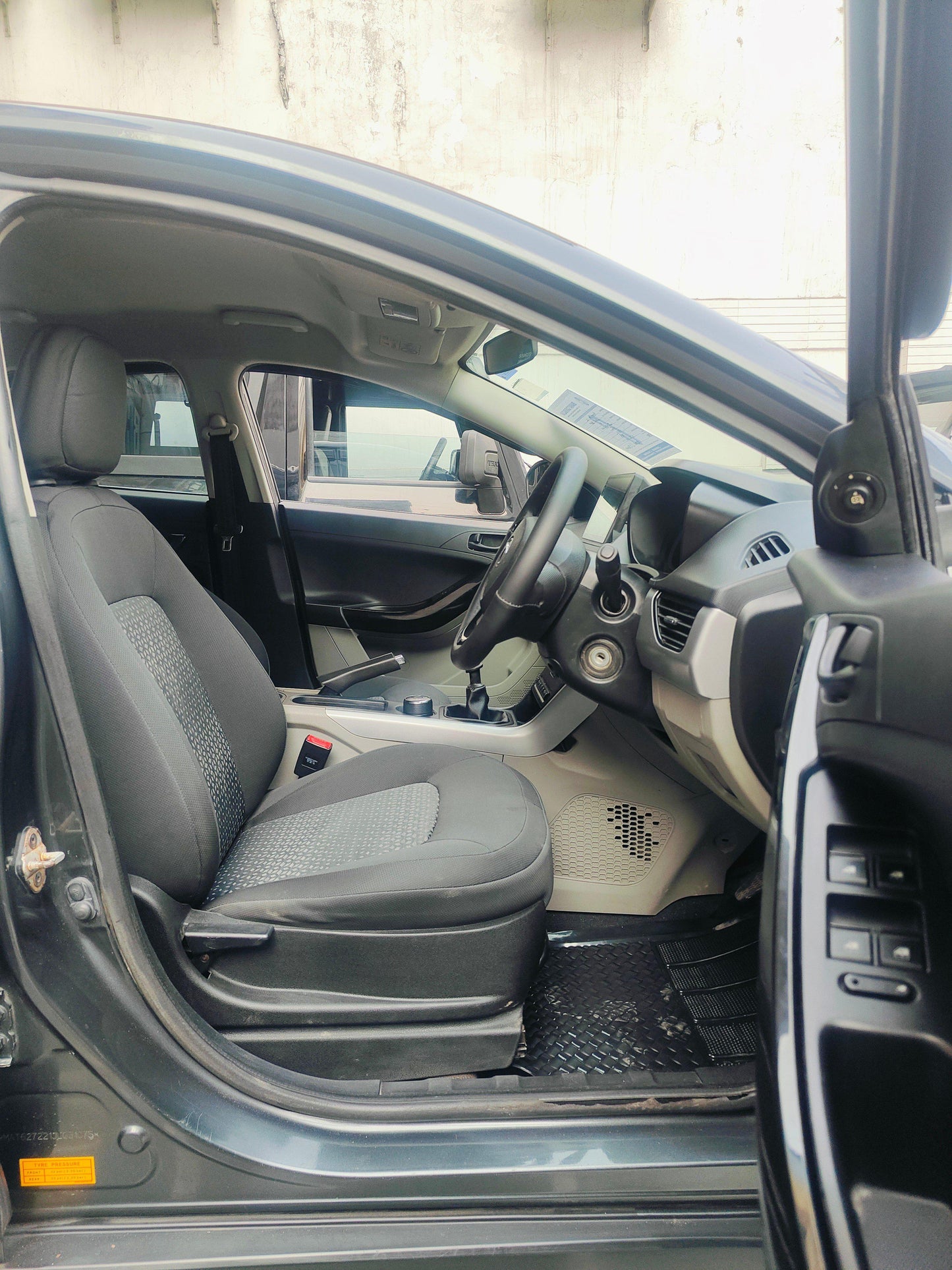 TATA NEXON XM 1.2 PETROL (2018)