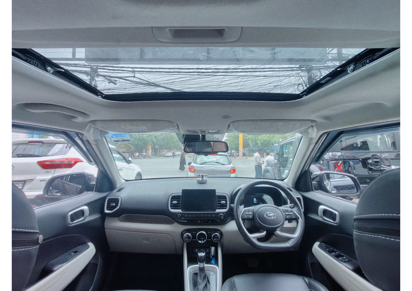 12,000 KMS HYUNDAI VENUE SX 1.0 TURBO DCT AUTOMATIC SUNROOF PETROL (2025)